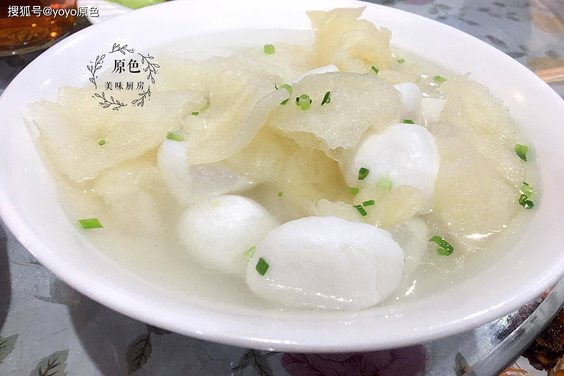 第九道:鱼丸鱼肚汤,鱼肚就是鱼泡泡经过油炸后的产物,炒菜做汤都很好.