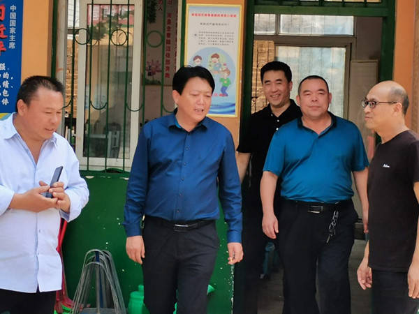 邓州市十林镇党委书记魏新果乡贤李海鹏双节慰问师生