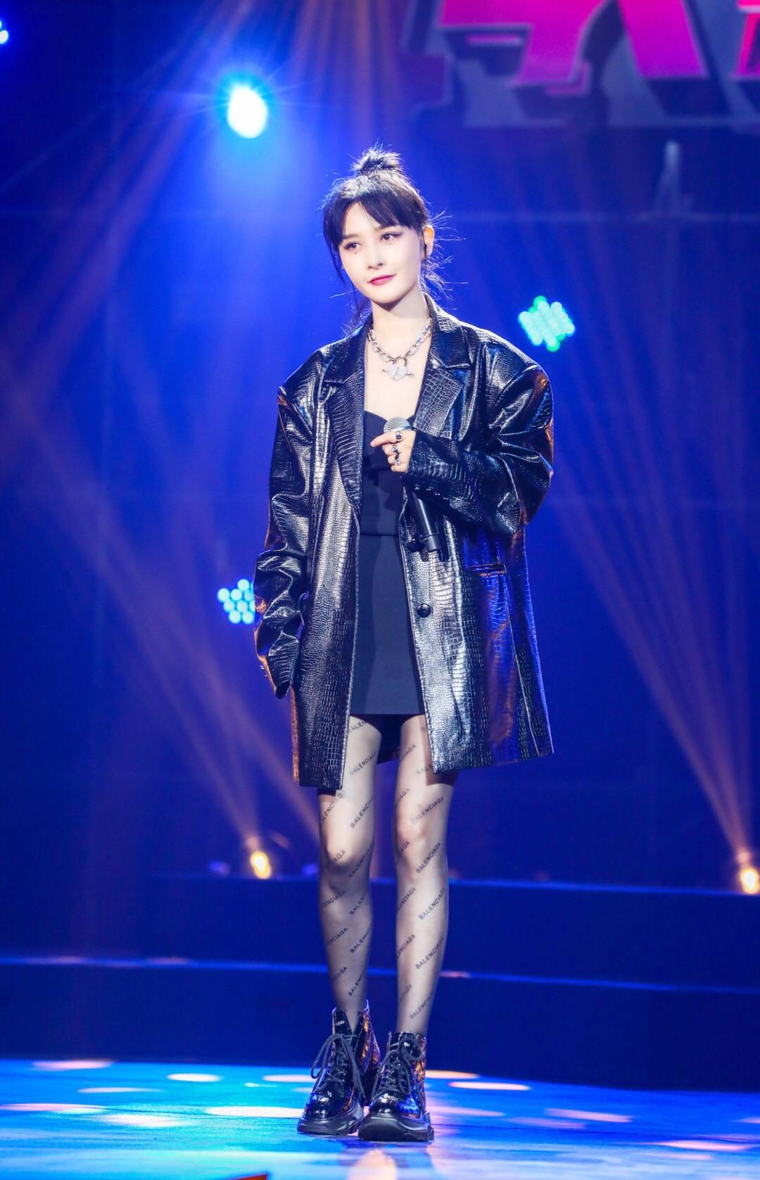 厉娜亮相重启新声现场时髦时尚大气