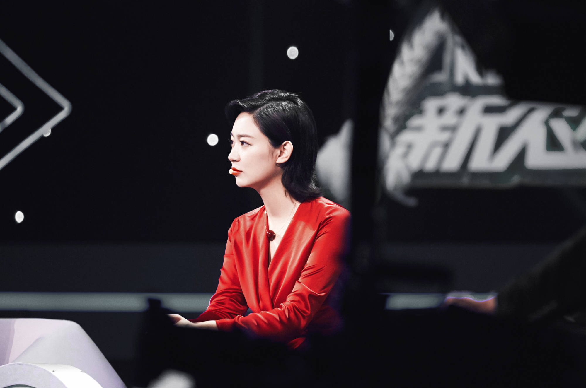 李七月备受央视力捧一袭丝绒红长裙明媚大气绝美气质胜过董卿