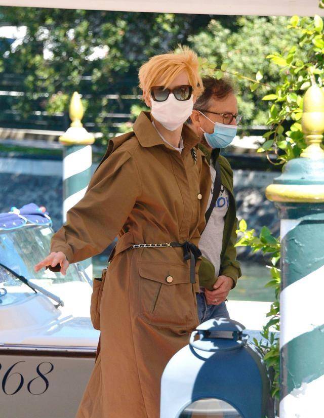 太年轻了,60岁的"古一法师"留着长发,看起来像30岁