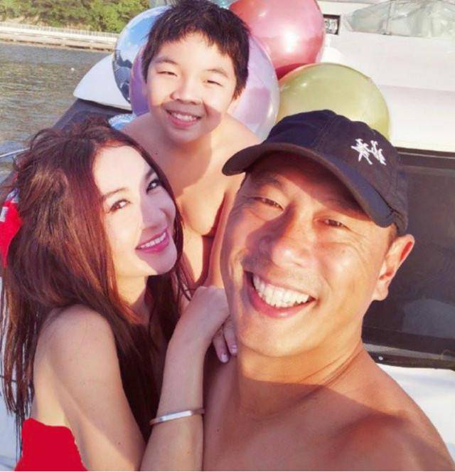 温碧霞晒20年前结婚照,没想到如今54岁的她,和多年前几乎没变化_老公