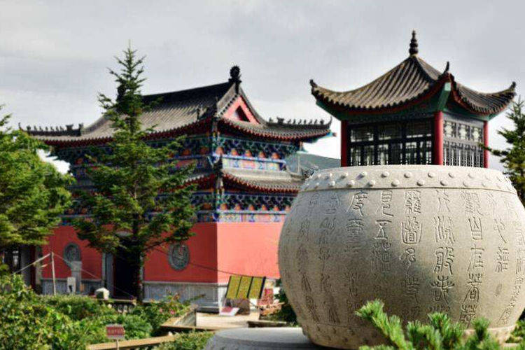 山间还建有古道观,古寺,道院等等宗教建筑;其中最为有名的就是唐王宫