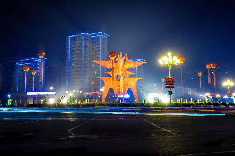 建筑,这座地标是一座雕塑建筑,高有20多米,宽有22米,横跨在商丘大地上