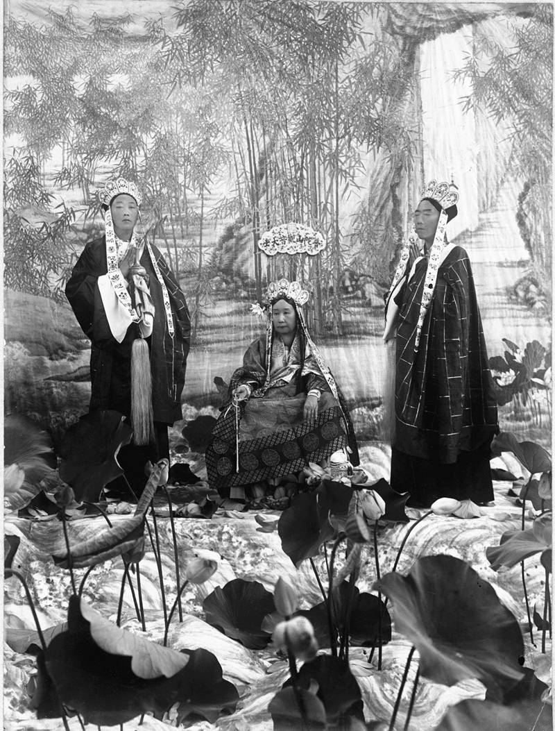 老照片:慈禧太后身患疾病,脖子肿大,面部皮肤松弛_瑾妃