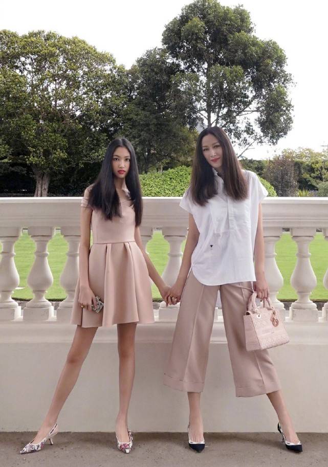 原创任达华妻女逛超市女儿任晴佳身高快一米八逆天长腿像芭比娃娃