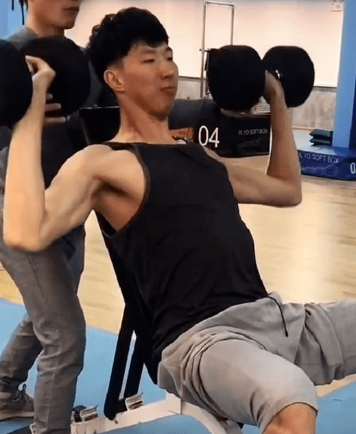 周琦又升级了增重14斤狂练麒麟臂下赛季要冲击mvp了