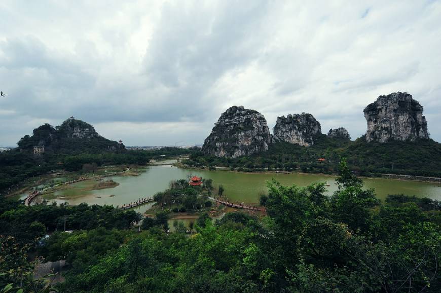 旅遊景點:南山寺,平天山,龍鳳石林,九凌湖,桂平西山,貴港東湖公園等.