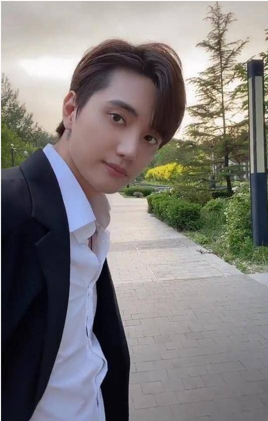 原创张檬小五合体秀恩爱捏喉结动作太亲密获小五比心发出迷妹尖叫