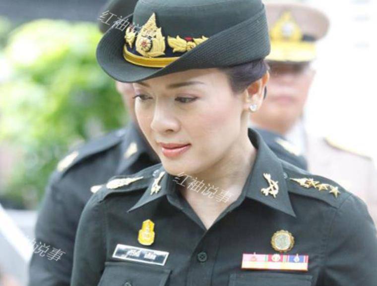 原创西拉米军装照美翻了一颦一笑惊艳时光不愧是泰国最美王妃