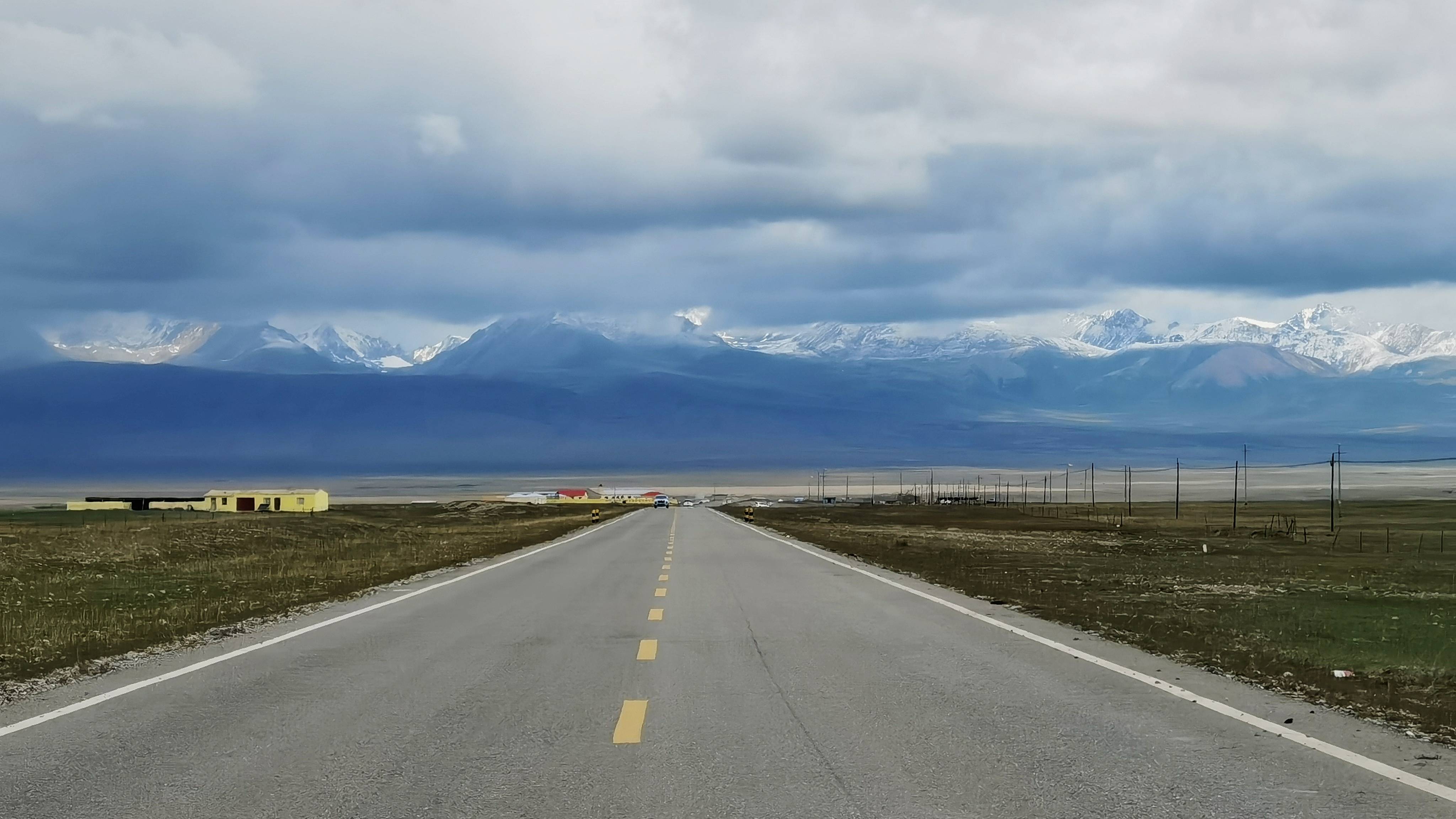 穿行在独库公路南段湖泊雪山草原山谷一路风光无限