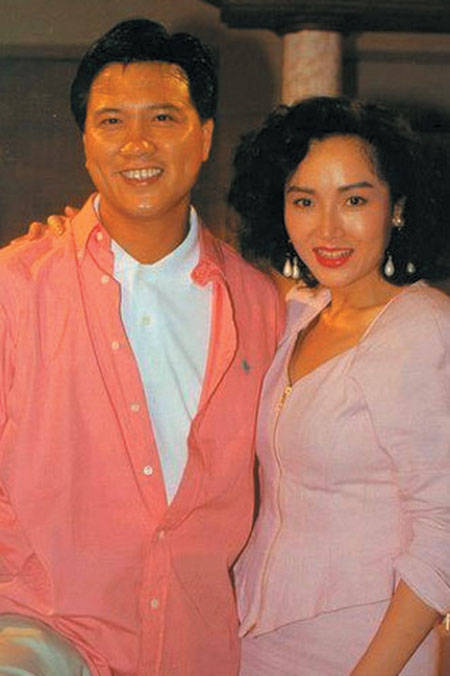 原创万梓良近况与恬妞离婚后娶了空姐郭明黎俩人合照像父女