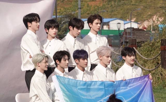 原创unine毕业证件照被曝,9人正式散伙,解散演唱会却被指录播?