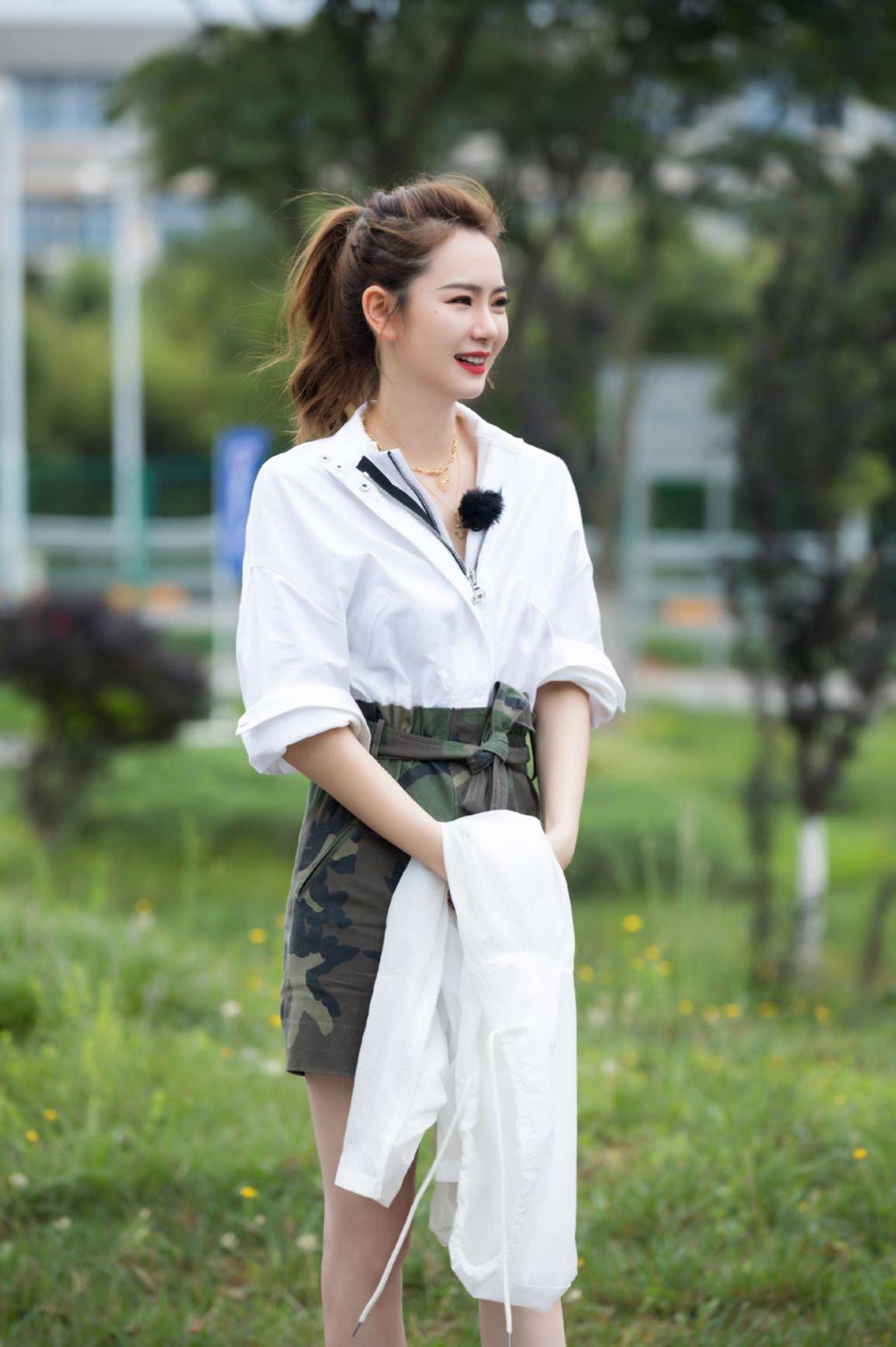 戚薇才是霸道女总裁,精致服装凸显好身材,利落高马尾时尚感满满