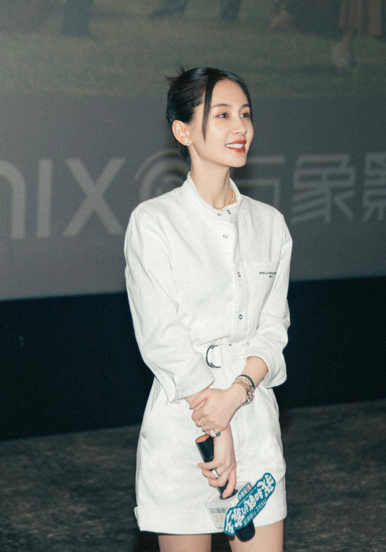 王子文亮相见面会穿工装连体裤轻盈又洒脱法式盘发高雅又有范