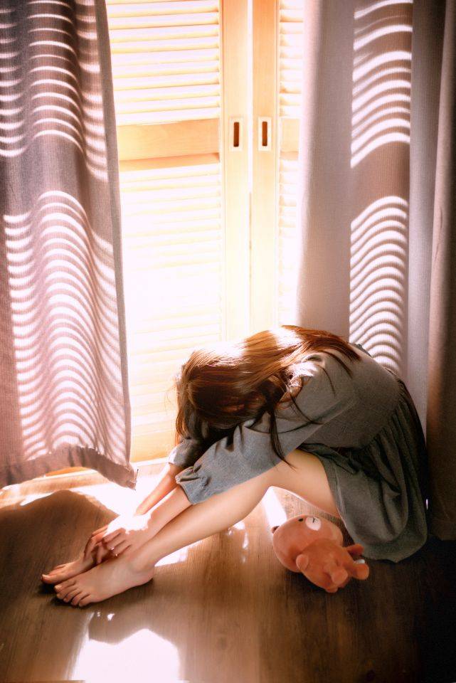 窗前的少女女生的腿型超美哦