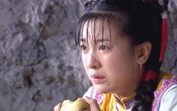 还珠格格:小燕子吃东西哭,老版哭出新高度,新版哭的毫无特点
