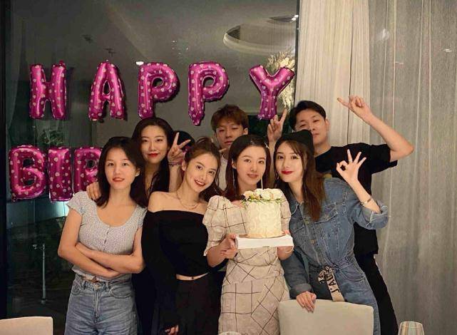 湖人女主播美娜近况,看到她和异性的合照,球迷:脱单了?