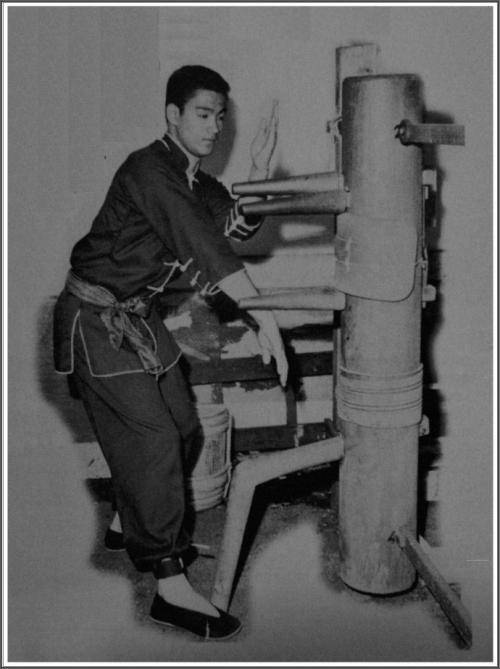 李小龙面对的是西方人,不是面对一个两个,是成千上万的来自世界各地的