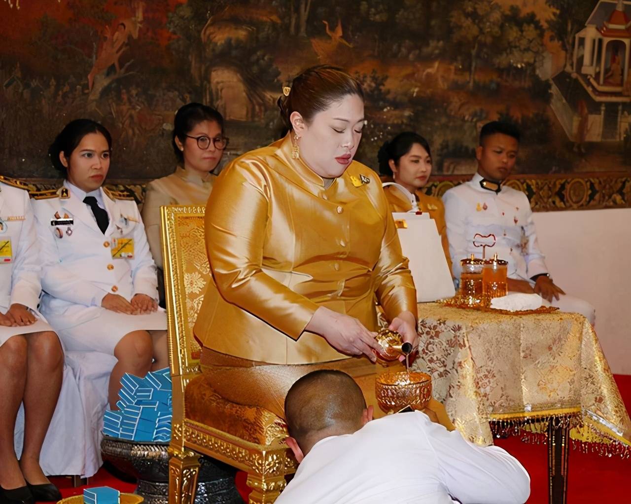 原创泰国胖公主迎38岁生日!王室发新照,200斤了还大胆穿紧身裙