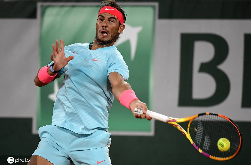 高清:法网纳达尔3-0挺进4强 完胜超新星自信握拳