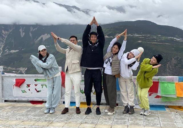 何超莲晒收假打卡照,窦骁稳居c位美女相伴,手的位置求生欲满满