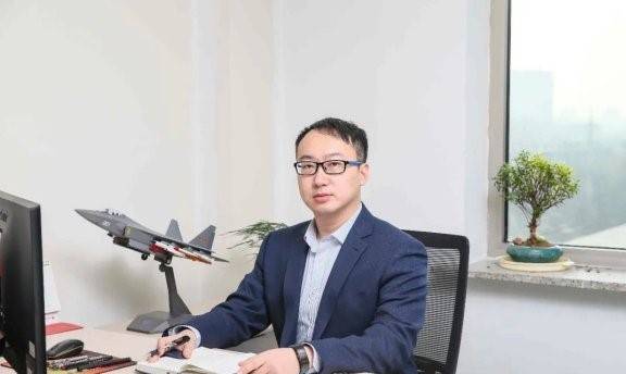 多年铸剑为犁,"鹘鹰"歼-31终于刷上"八一"军徽,翱翔蓝天_沈飞