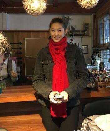 毕竟是曾经中国女排第一美女,退役后的薛明开了一家花店,并嫁给了富二