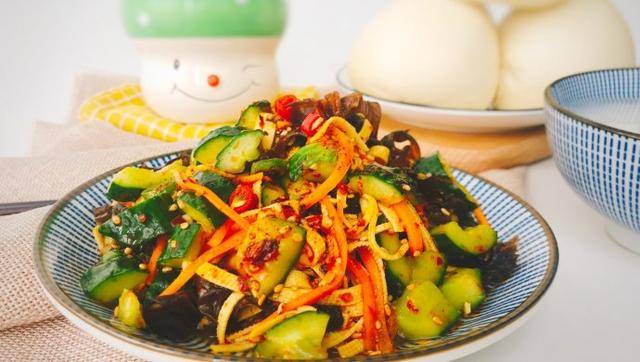 原创做凉拌菜时,不要只加生抽,小心凉菜又黑又咸,这样拌凉菜更入味