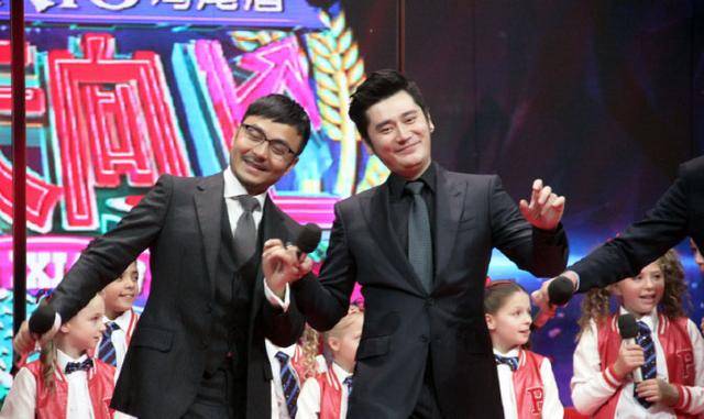 这是2015年钱枫和汪涵的合照,可以看到这个时候的钱枫脸变大了一圈.