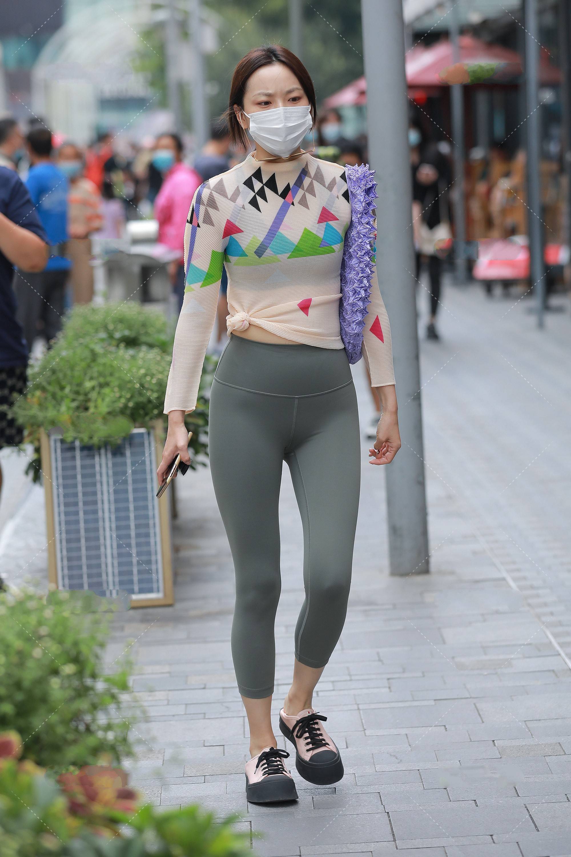 美女街拍:几何元素上衣搭配紧身运动裤,潮流先锋,时尚气质不可挡