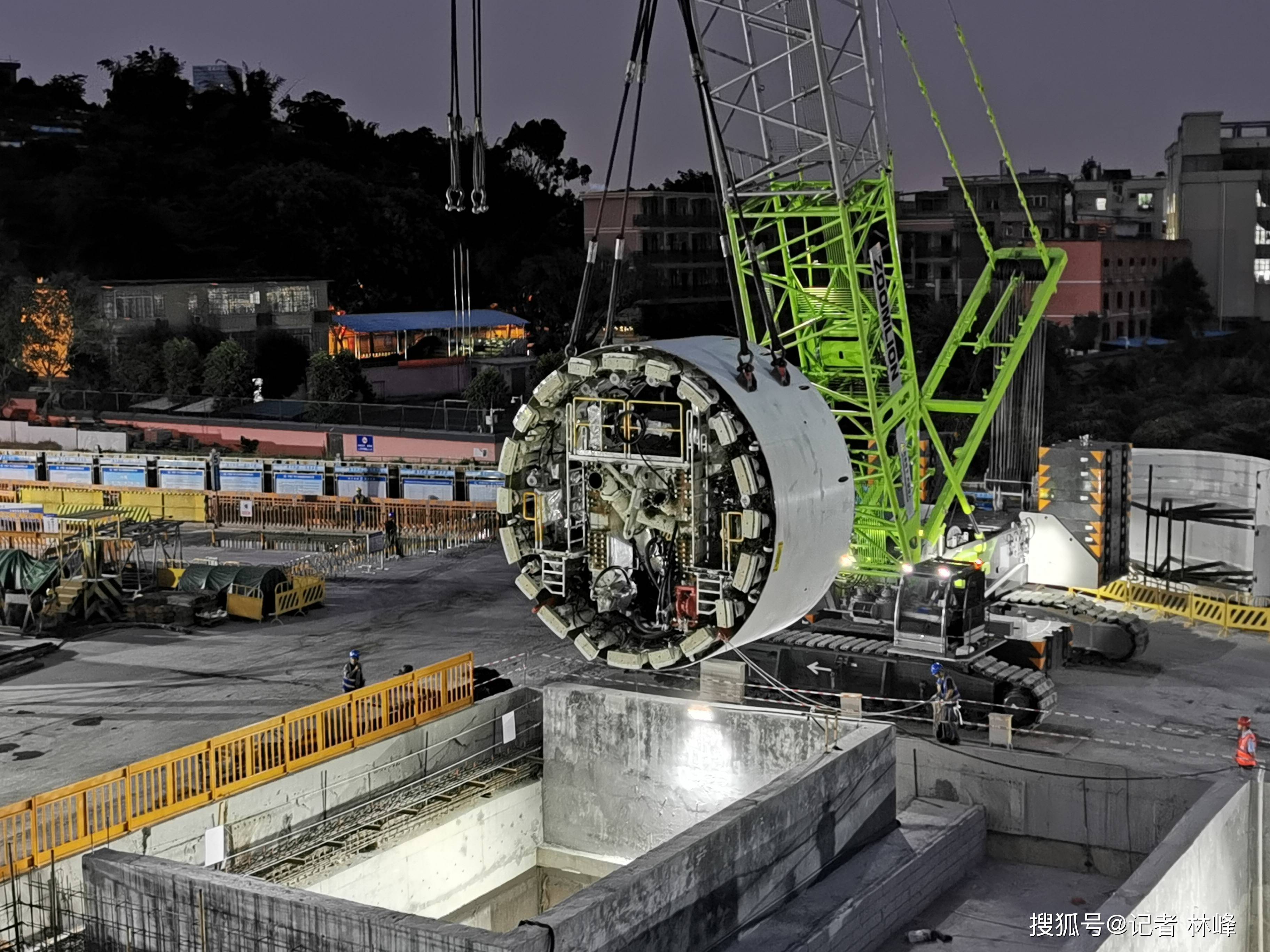 中铁一局首台土压泥水双模盾构机下井组装