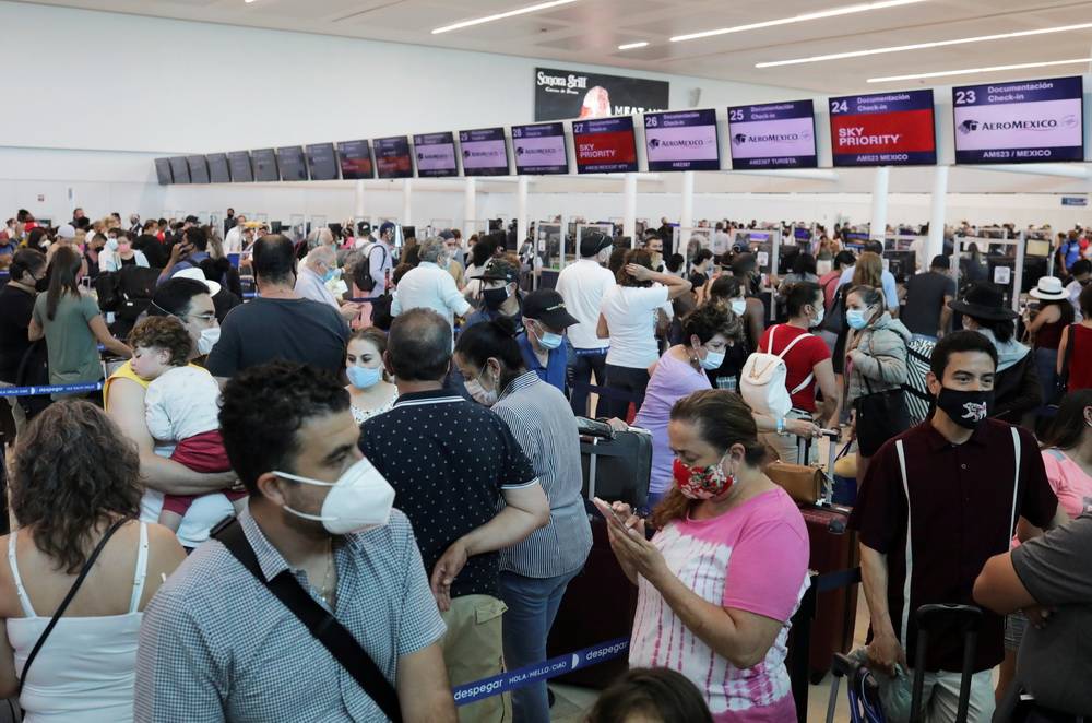 飓风来袭 游客涌入墨西哥坎昆机场