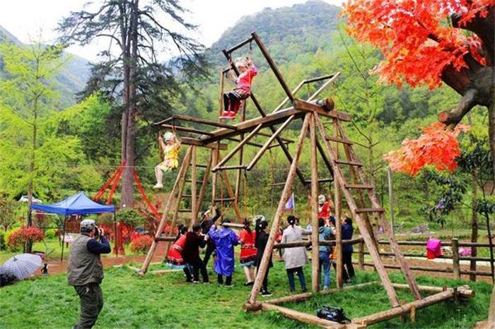 也是一款支持多人同时玩耍的秋千,又叫做"风车秋千",起源于阿昌族,是