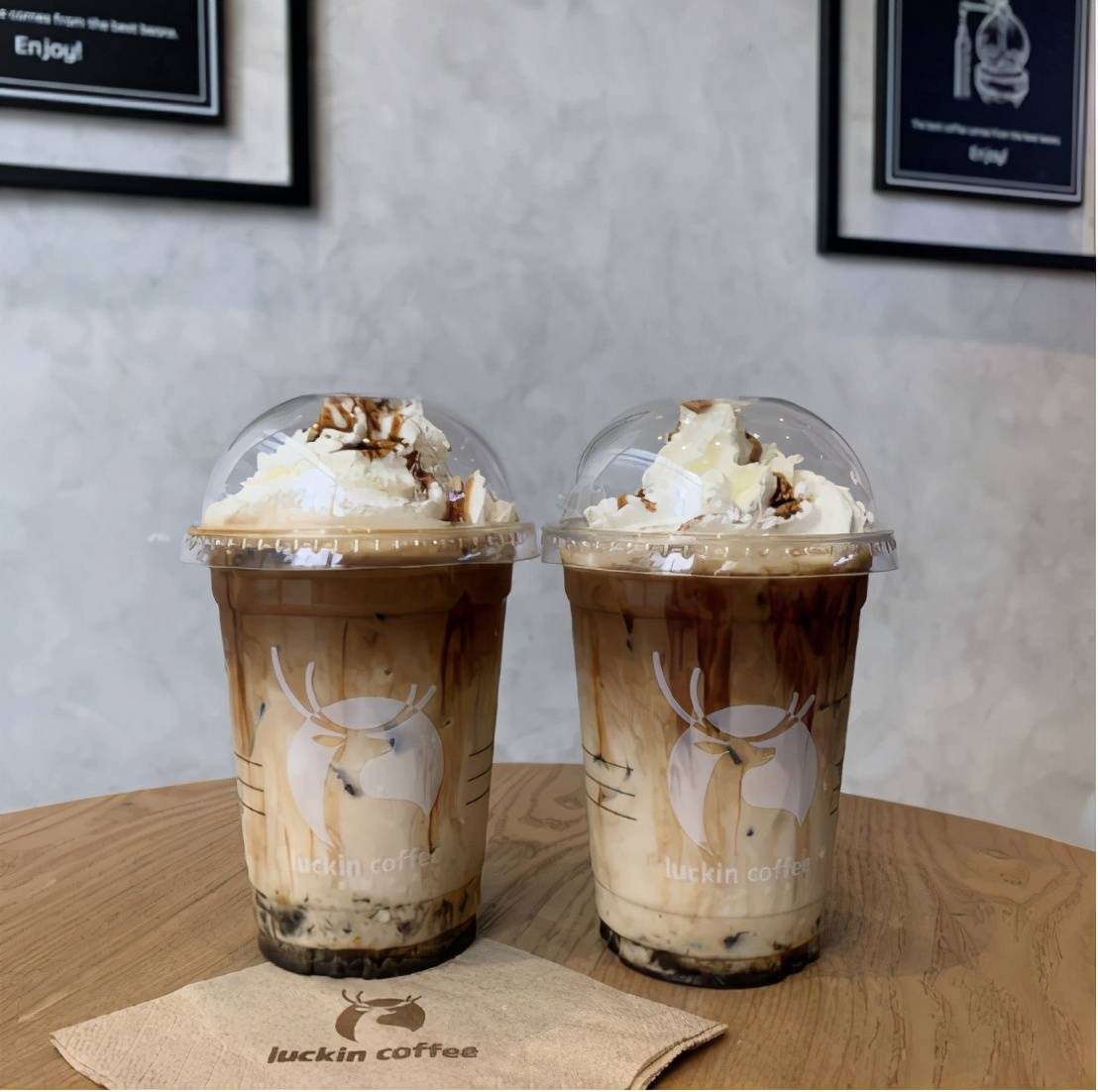 稳住别慌干了这杯瑞幸陨石厚乳拿铁把年末遗憾都消灭