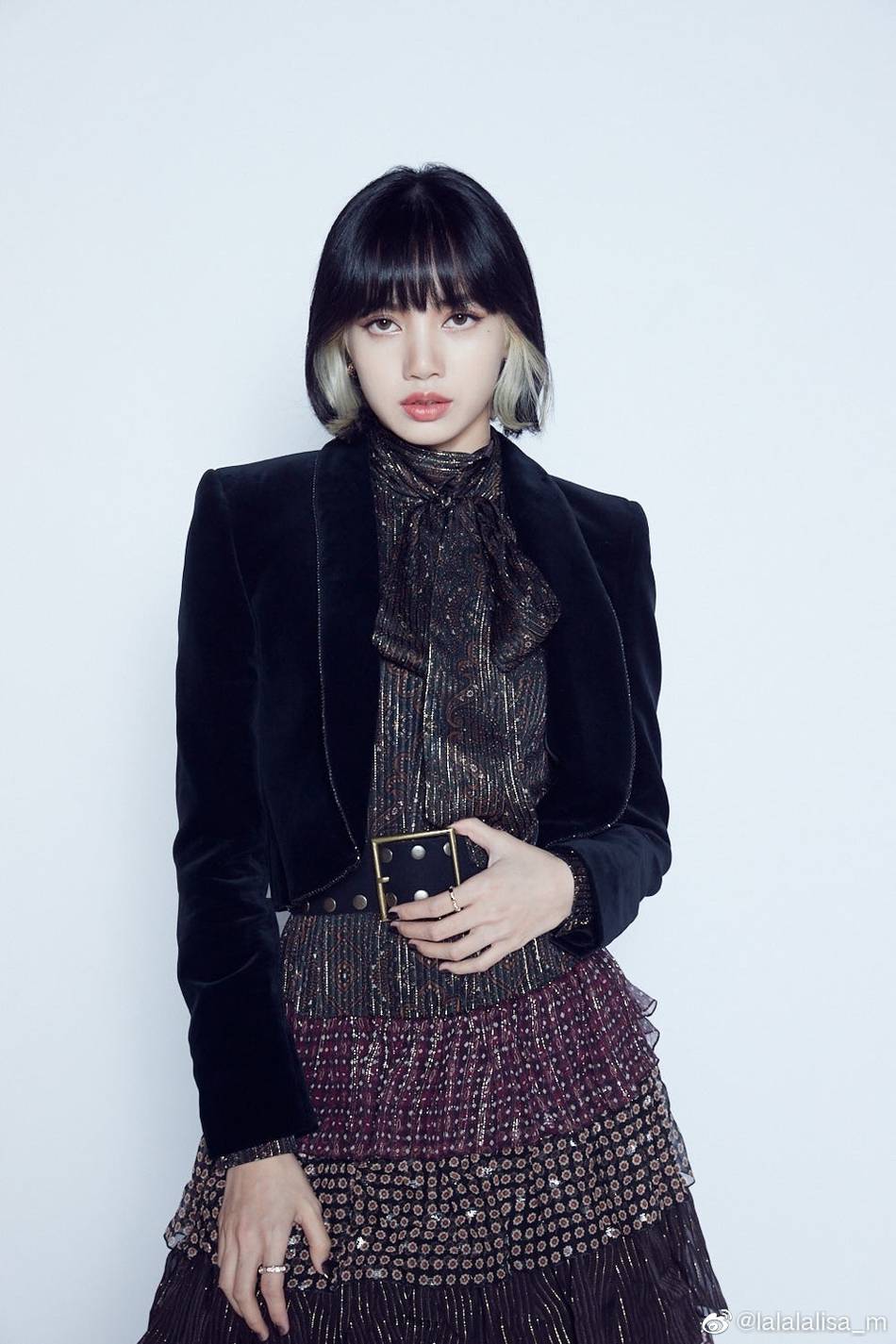 lisa穿亮片裙配黑色丝绒西装 金色挂耳染时尚有魅力