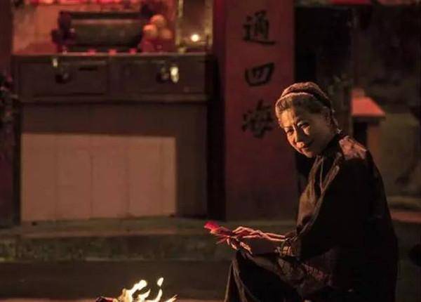 罗兰的荧屏首秀是1993年上映的《七月十四》,由于罗兰独特的长相以及