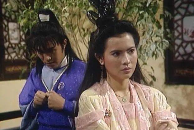 这部电影以一颗九转灵童头骨的神奇法力为线索,贯穿古今,利用穿越的