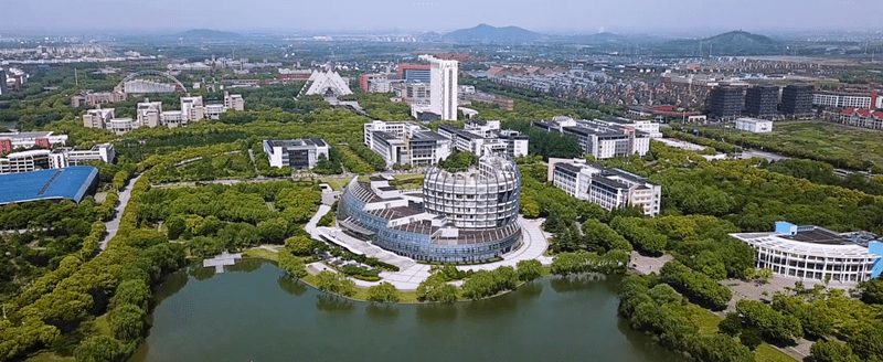 分享两个冷知识:东华大学原名中国纺织大学,学校位于上海.