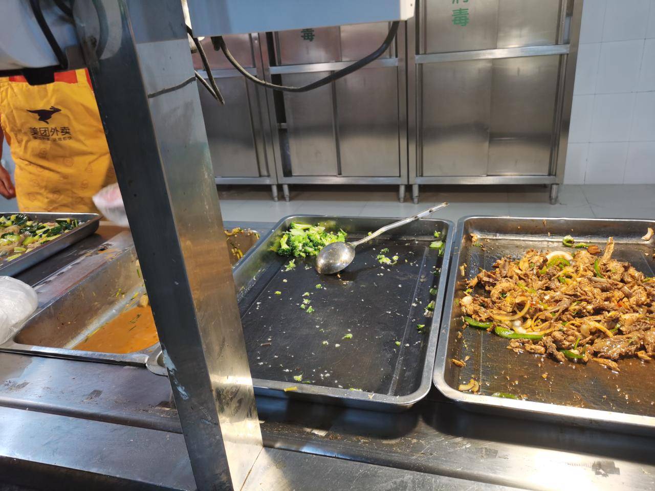 大连科技学院食堂菜价引发学生吐槽:学生钱就这么好赚?