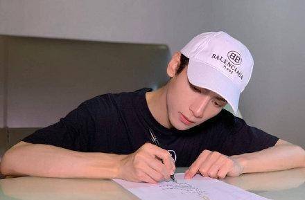 盘点写字好看的当红男星,井柏然清秀,千玺超群,罗云熙字如其人