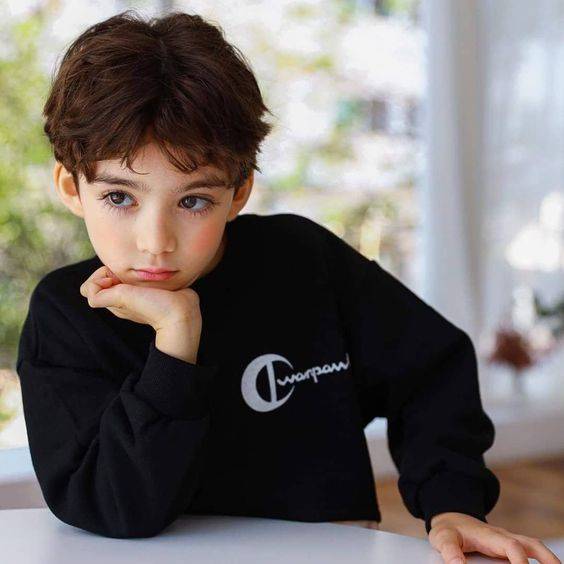 如果额头比较高的小男孩还可以选择这种向前梳的刘海来进行遮盖修饰