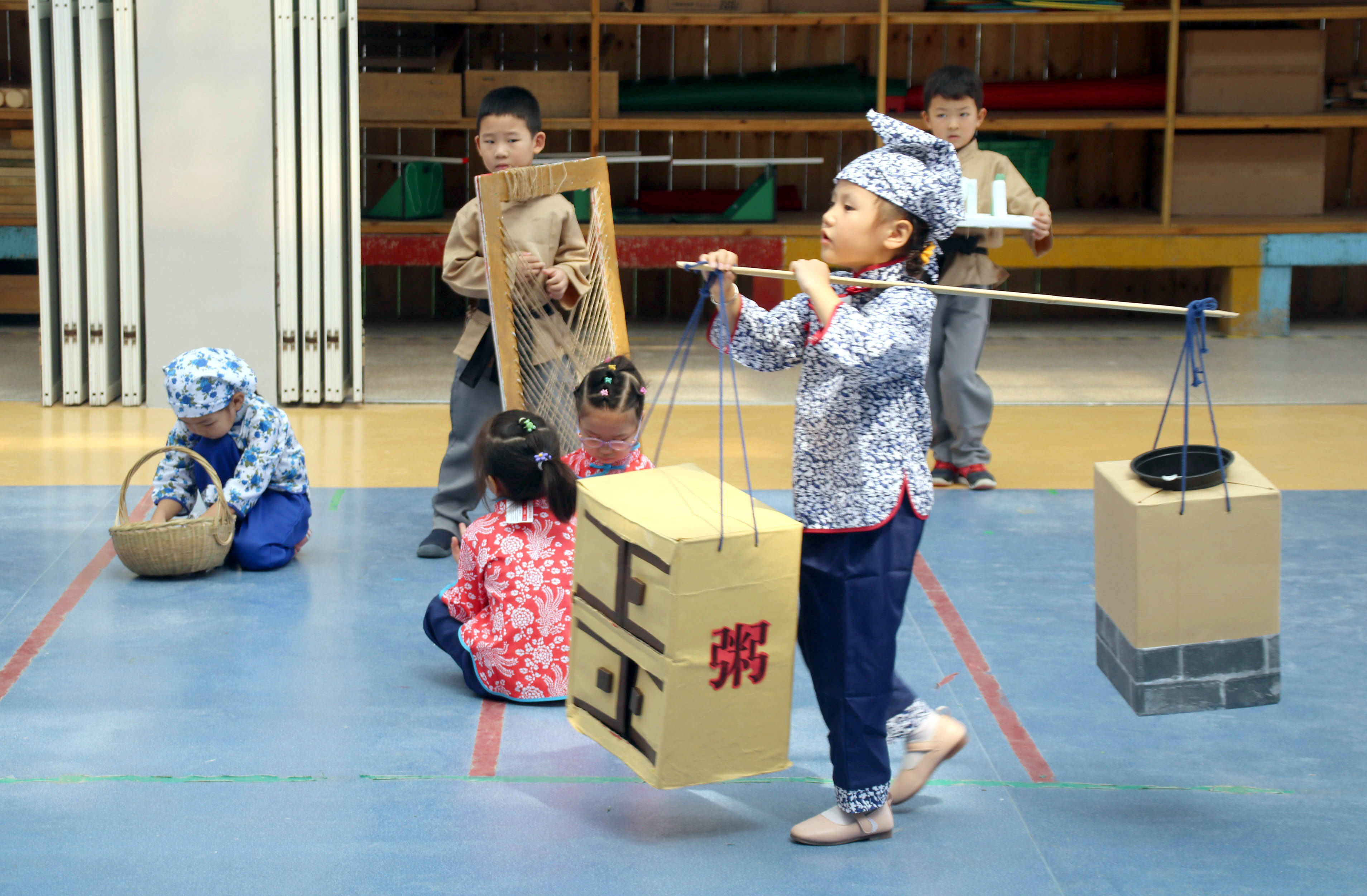 苏州市虎丘中心幼儿园小朋友表演情景剧"姑苏叫卖:苏州弄堂里的声音"