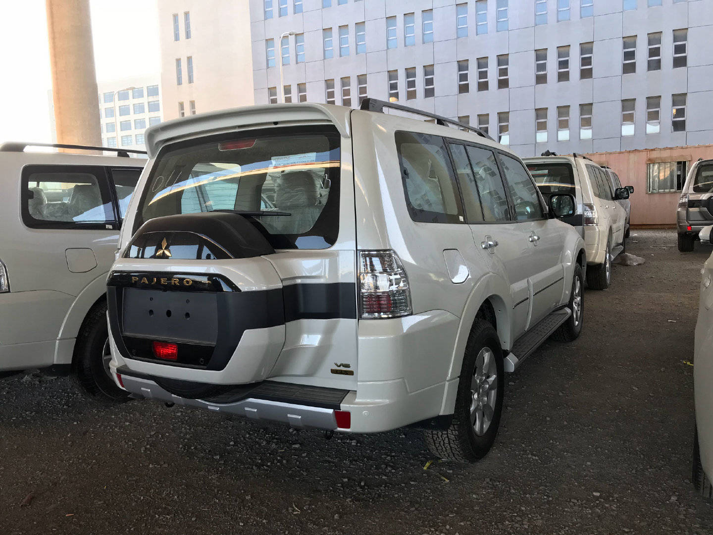 帕杰罗山猫售价跳水落地30万6缸动力四驱比普拉多接地气