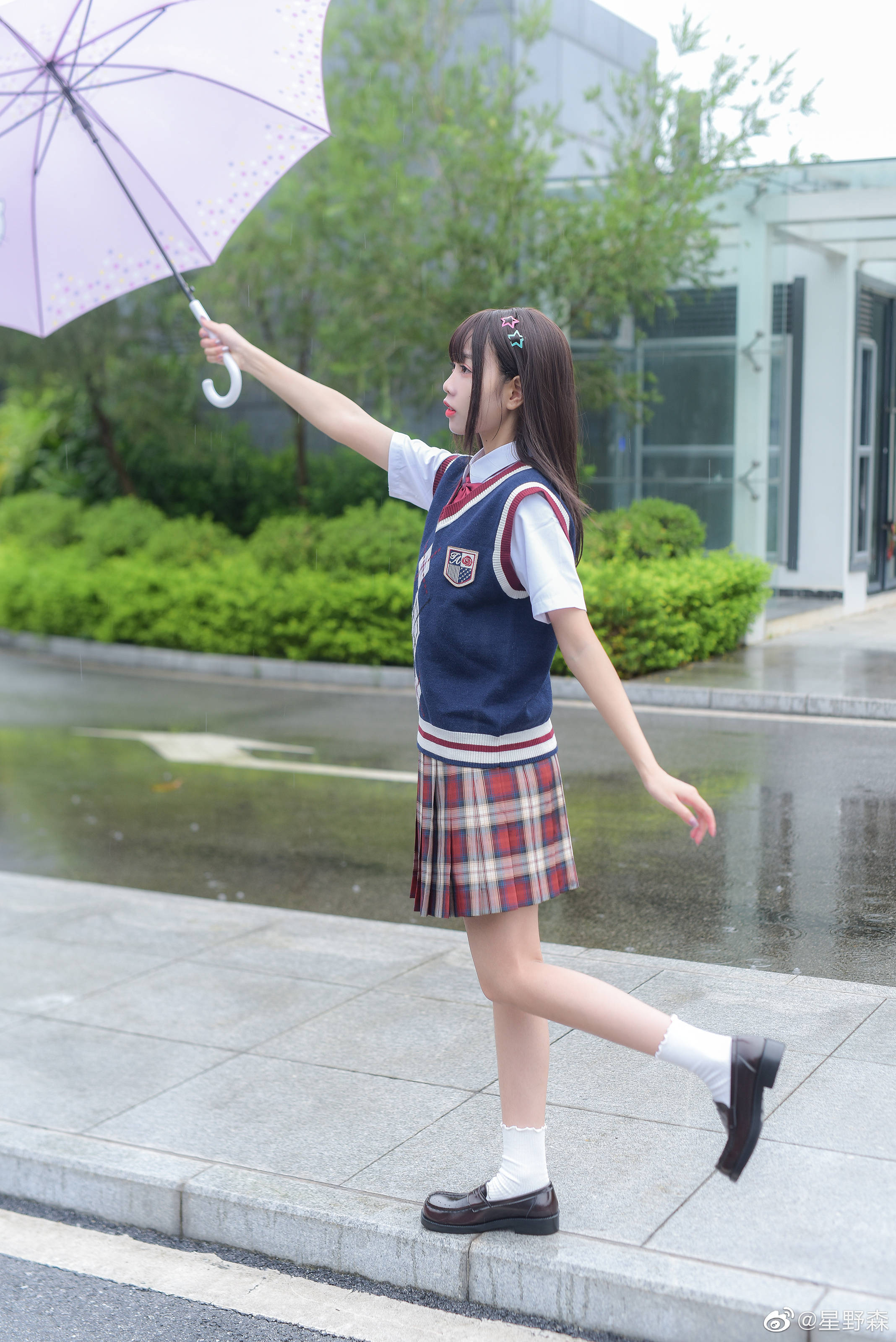 jk少女:雨中的那一抹靓丽身影_手机搜狐网