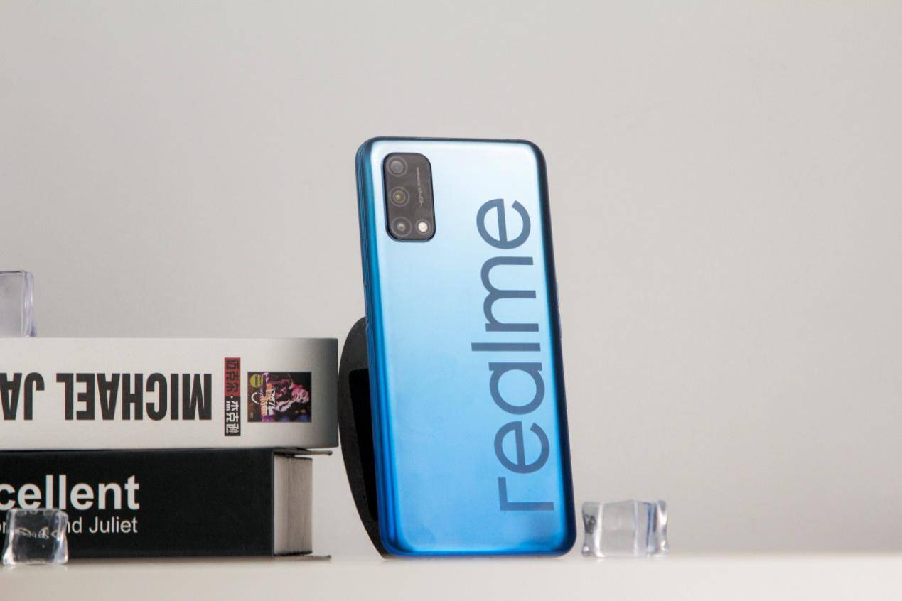 高端手机配置再次下放,realme q2越级体验,快充长续航是重点