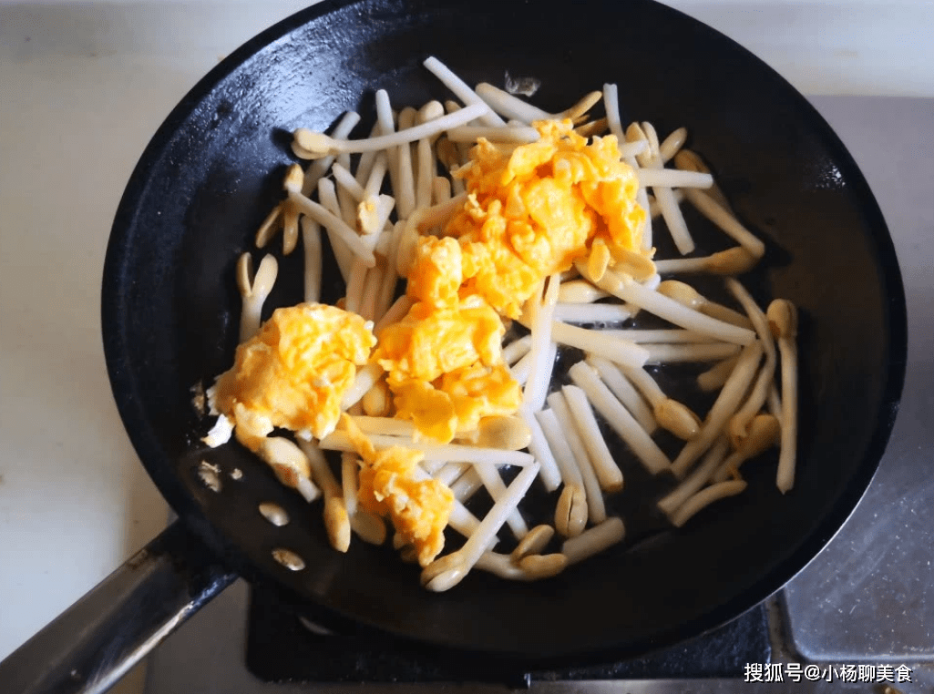 你们有没有吃过这道花生芽炒鸡蛋?