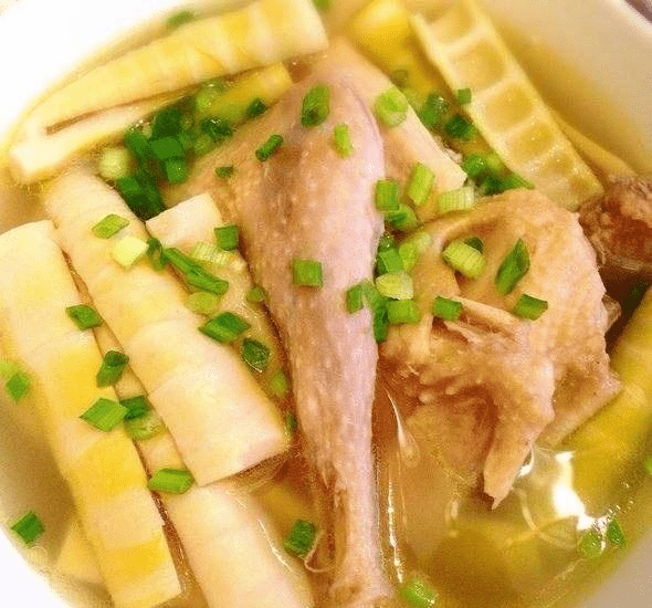 在广东爱喝的家常汤,香甜的竹笋鸡汤,鲜嫩松软,汤汁营养越浓郁