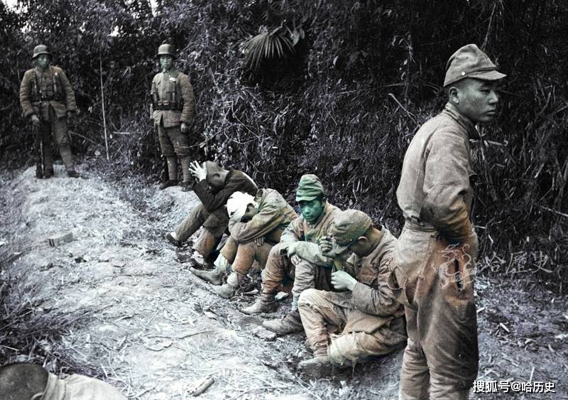 老照片1943年常德会战中国军队俘虏日军缴获大批物质击毙日军1万余人