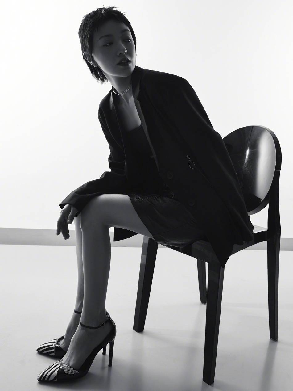 郭采洁中性风黑白大片曝光 黑西装配利落短发飒爽性感